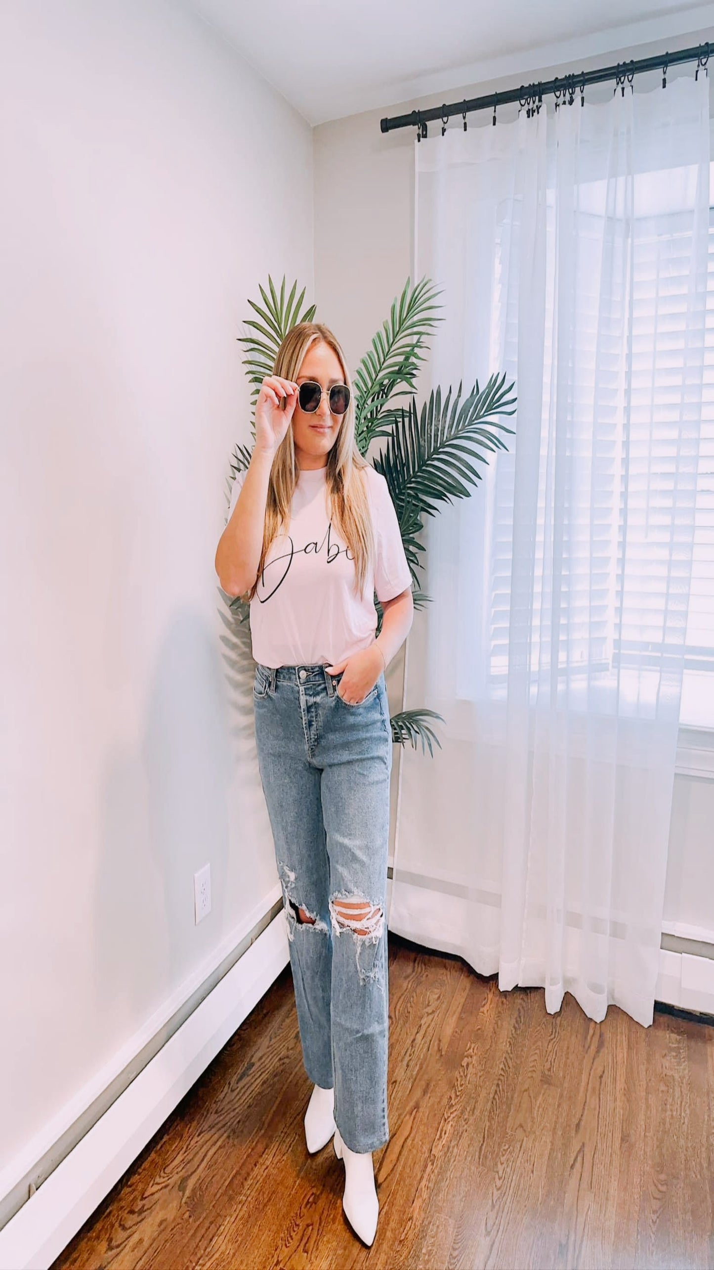 Babe Graphic Tee - Pink